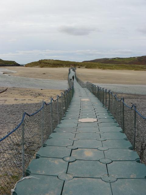 Unikátní pontónový mostek přes pláž