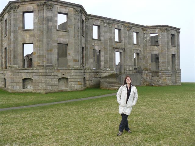 Adélka před rozpadlým palácem