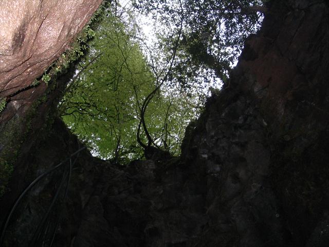 Pohled ze dna jeskyně