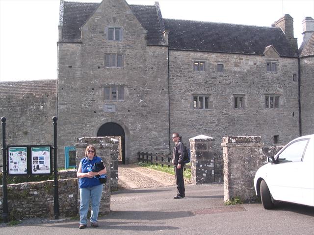 Před vstupem do hradu