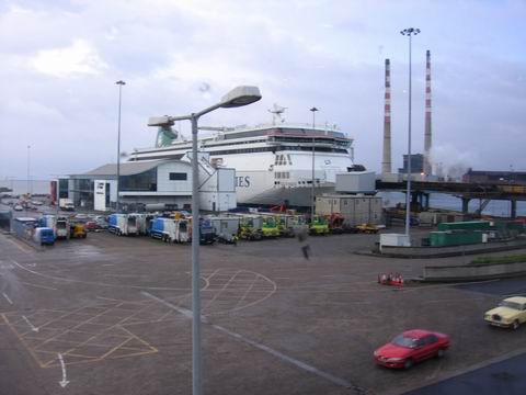 Budova terminálu a v pozadí největší Irský trajekt